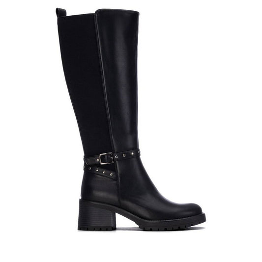 Bota negra XTI con suela track y puntera redonda
