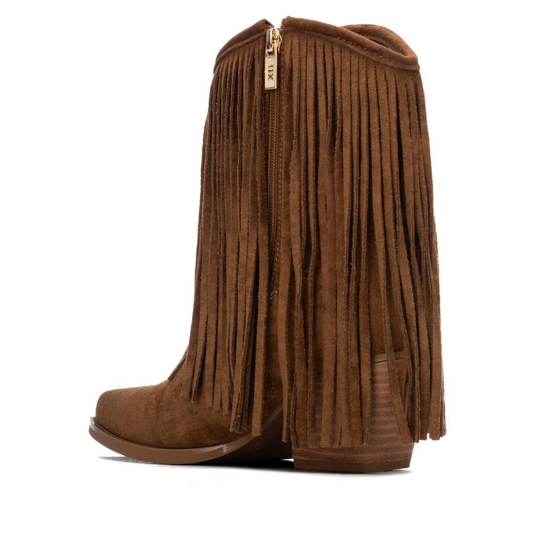 Vista lateral de botín corto camel con flecos y tacón tipo madera