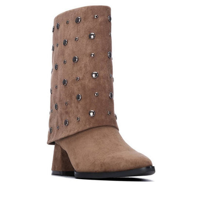 Bota taupe XTI 146498 con estoperoles metálicos