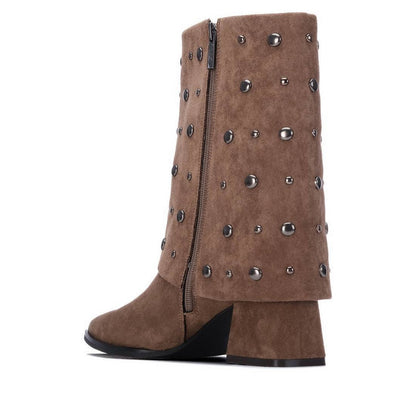 Bota XTI de gamuza taupe con tacón ancho