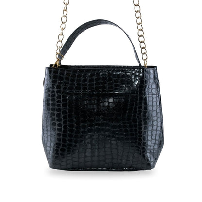 Bolsa mediana negra estructurada con herrajes dorados vista frontal